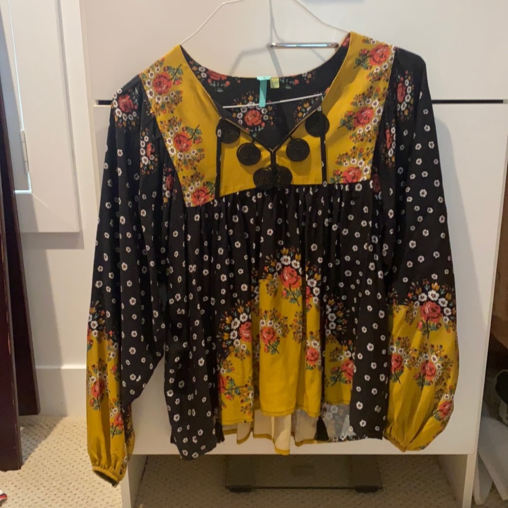 V neck decorative top with puff sleeves